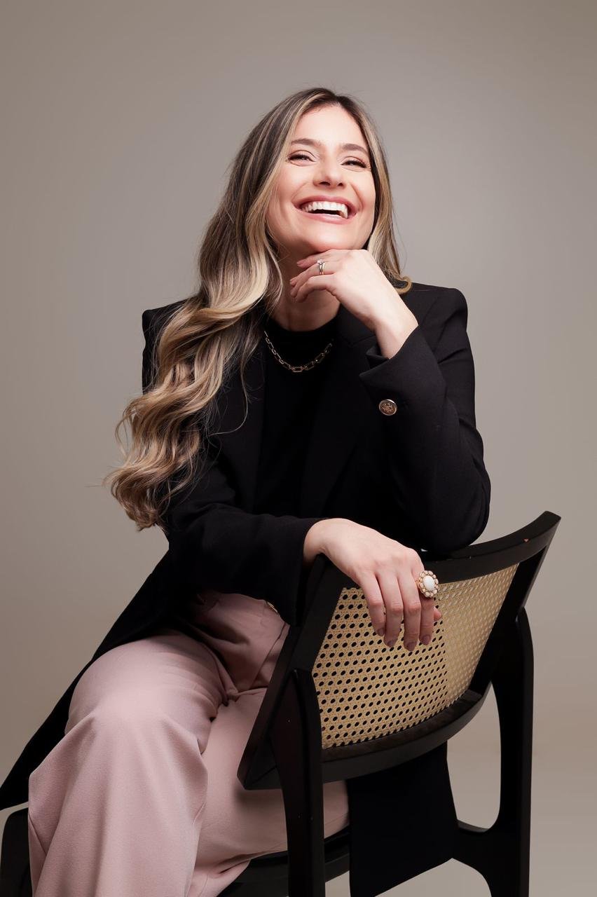 Dra. Melina Ribeiro sorrindo durante atendimento