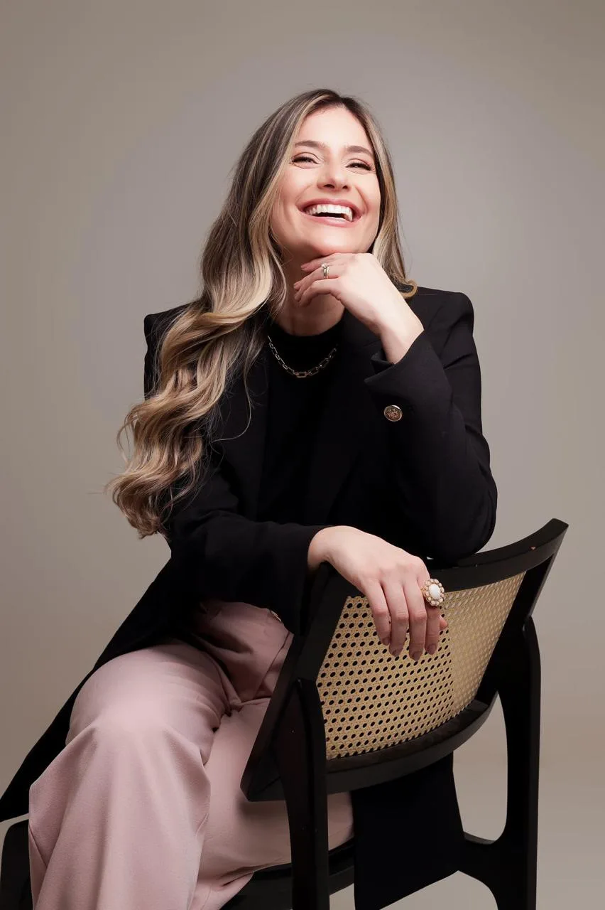 Dra. Melina Ribeiro sorrindo durante atendimento