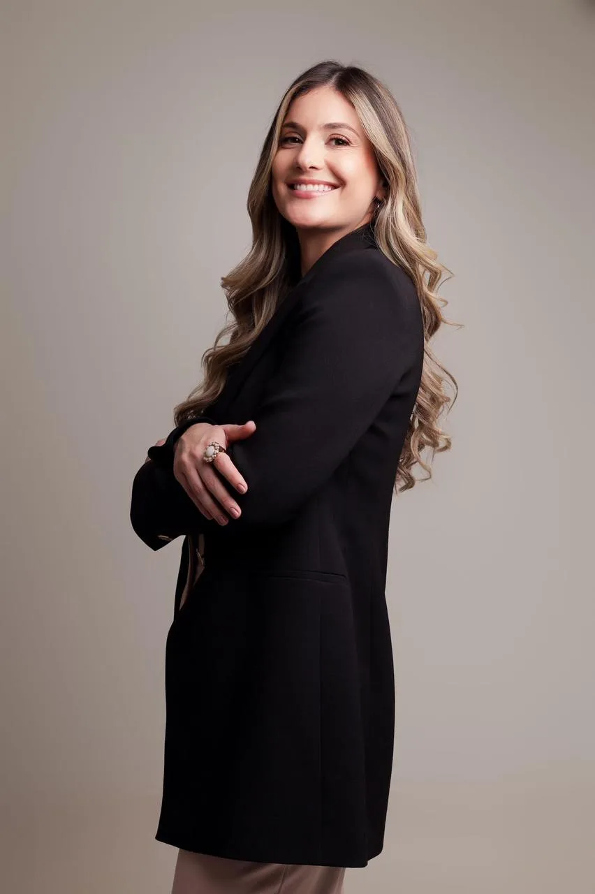 Dra. Melina Ribeiro em retrato profissional