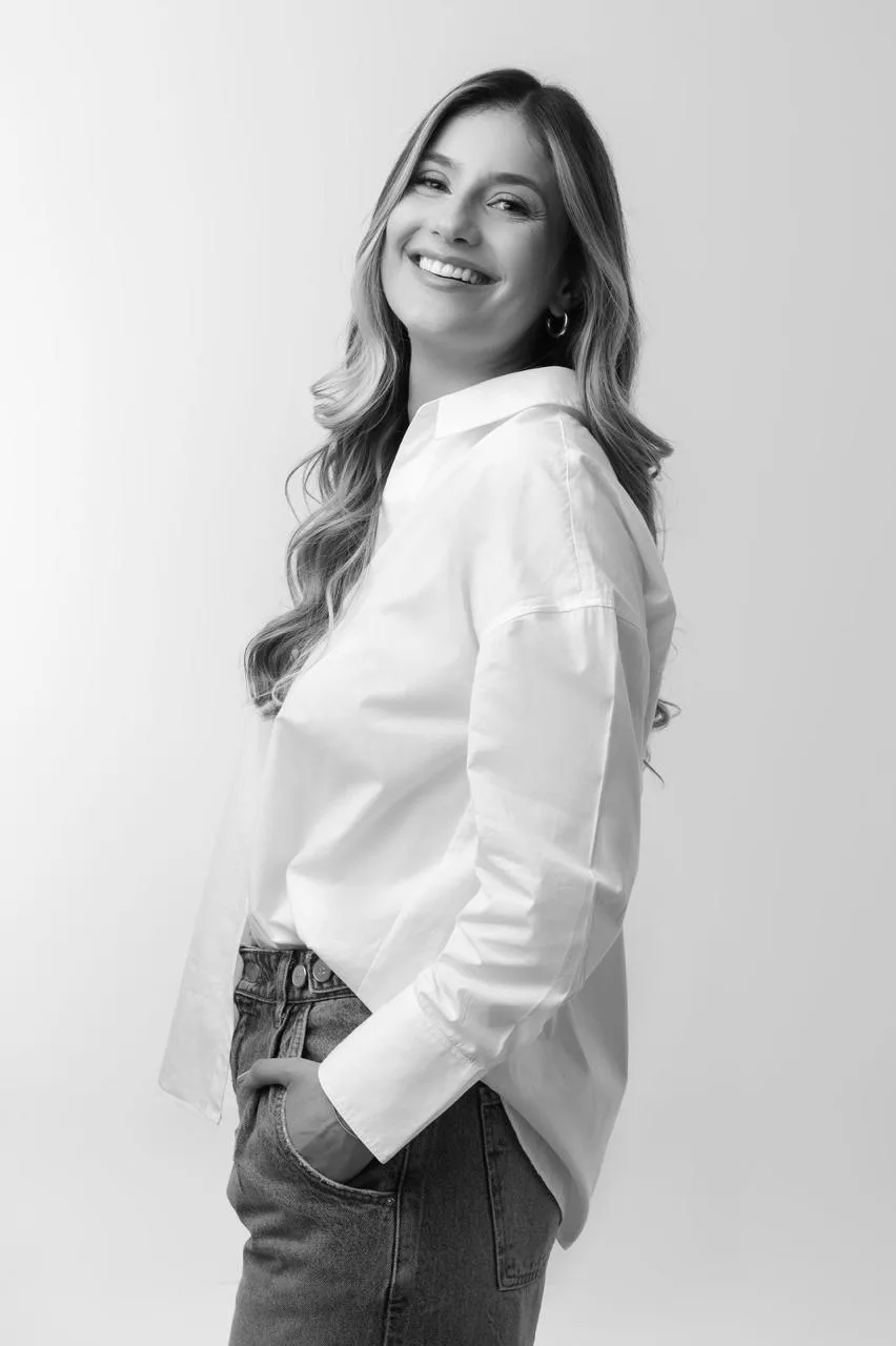 Dra. Melina Ribeiro em retrato descontraído